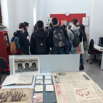 Un momento di formazione in archivo con gli studenti