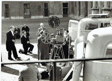 Pio XII benedice i carri-cinema nel 1948 (Archivio Isacem)